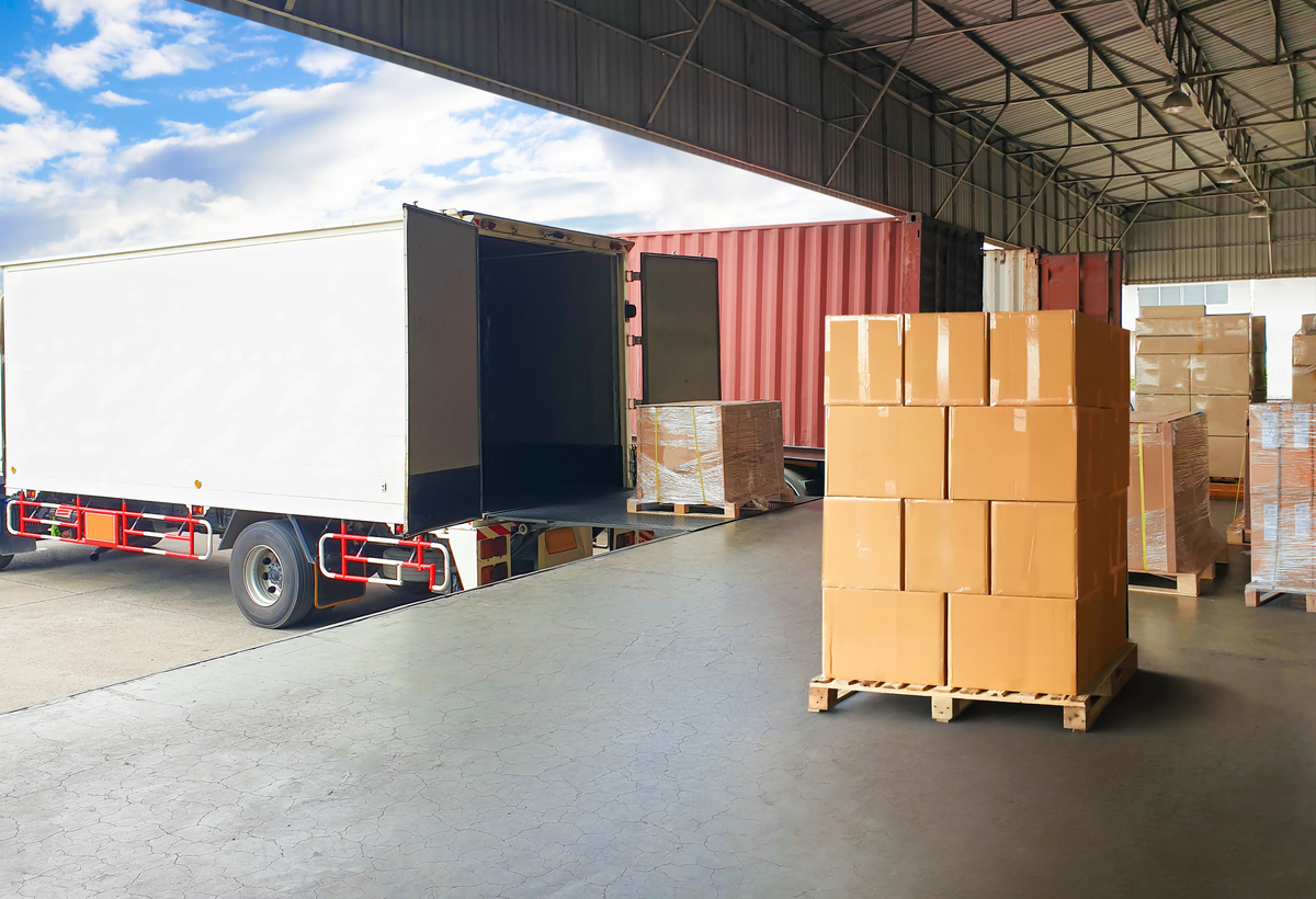 chargement de marchandises dans un camion